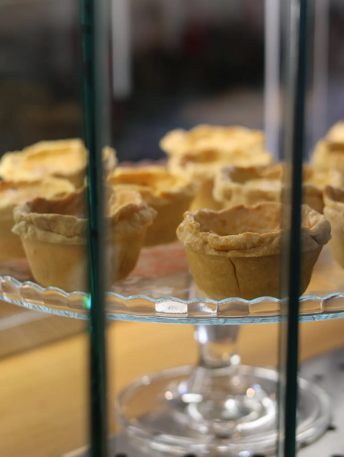 Pastéis de nata na vitrine do Quatro Belhas