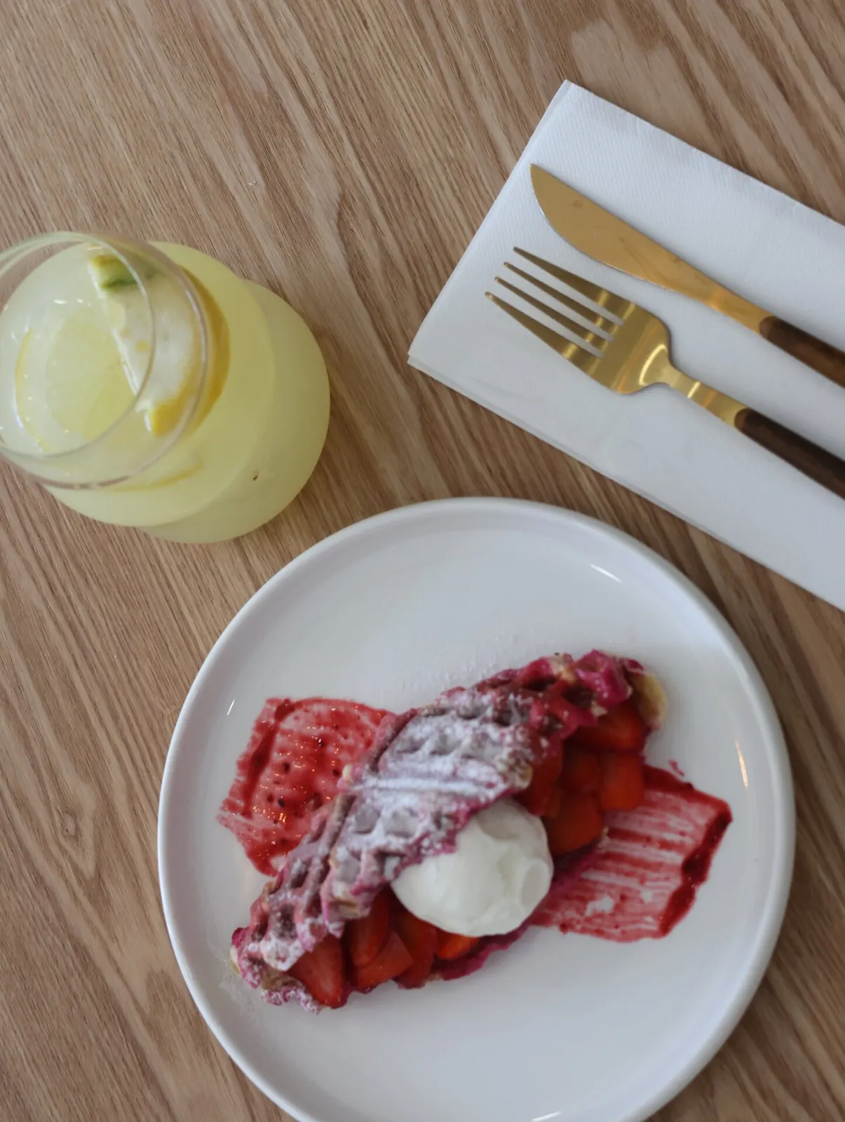 Waffle de frutos vermelhos com limonada