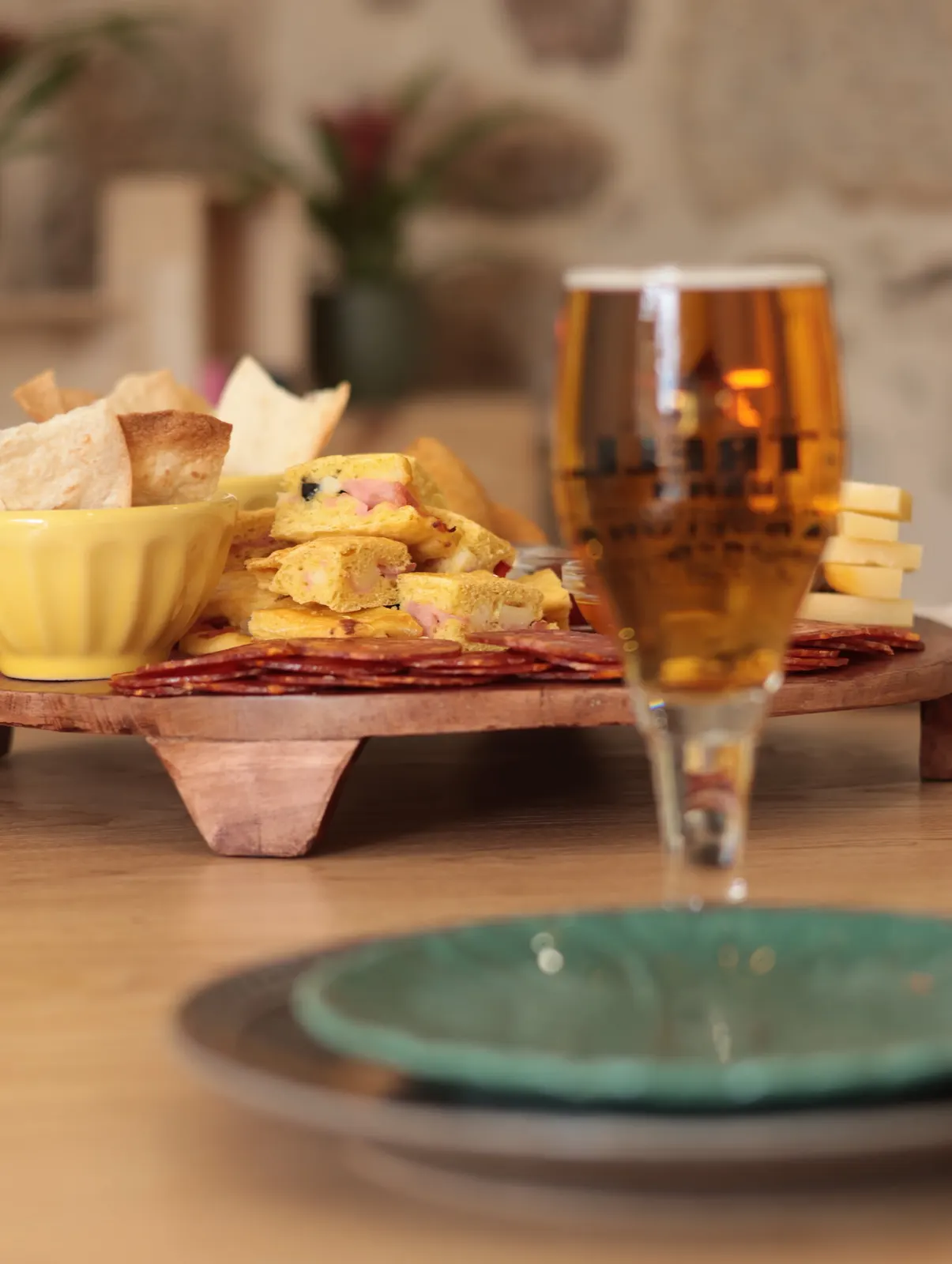 Tábua de petiscos com cerveja no Quatro Belhas