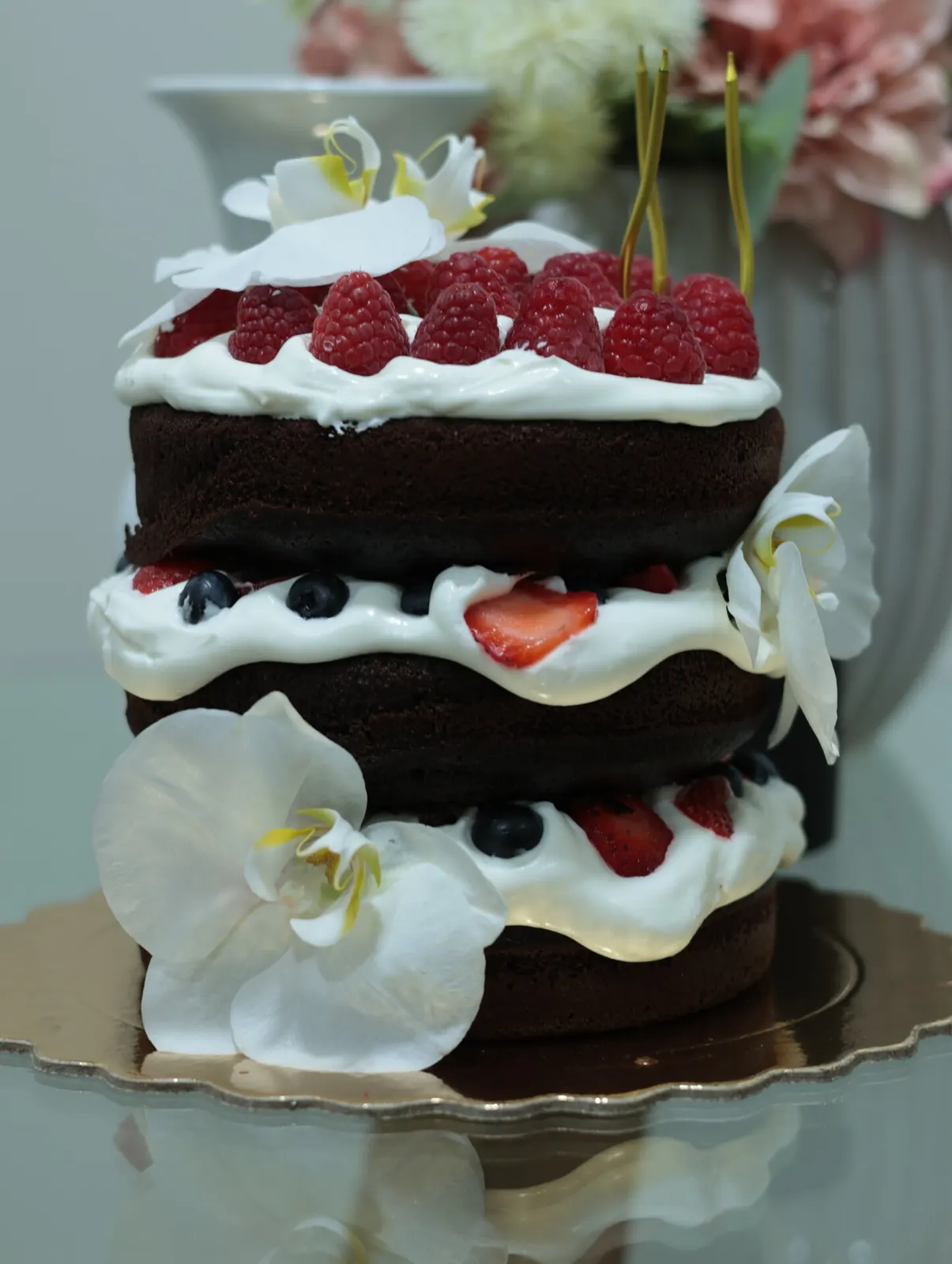 Bolo de chocolate com framboesas e flores