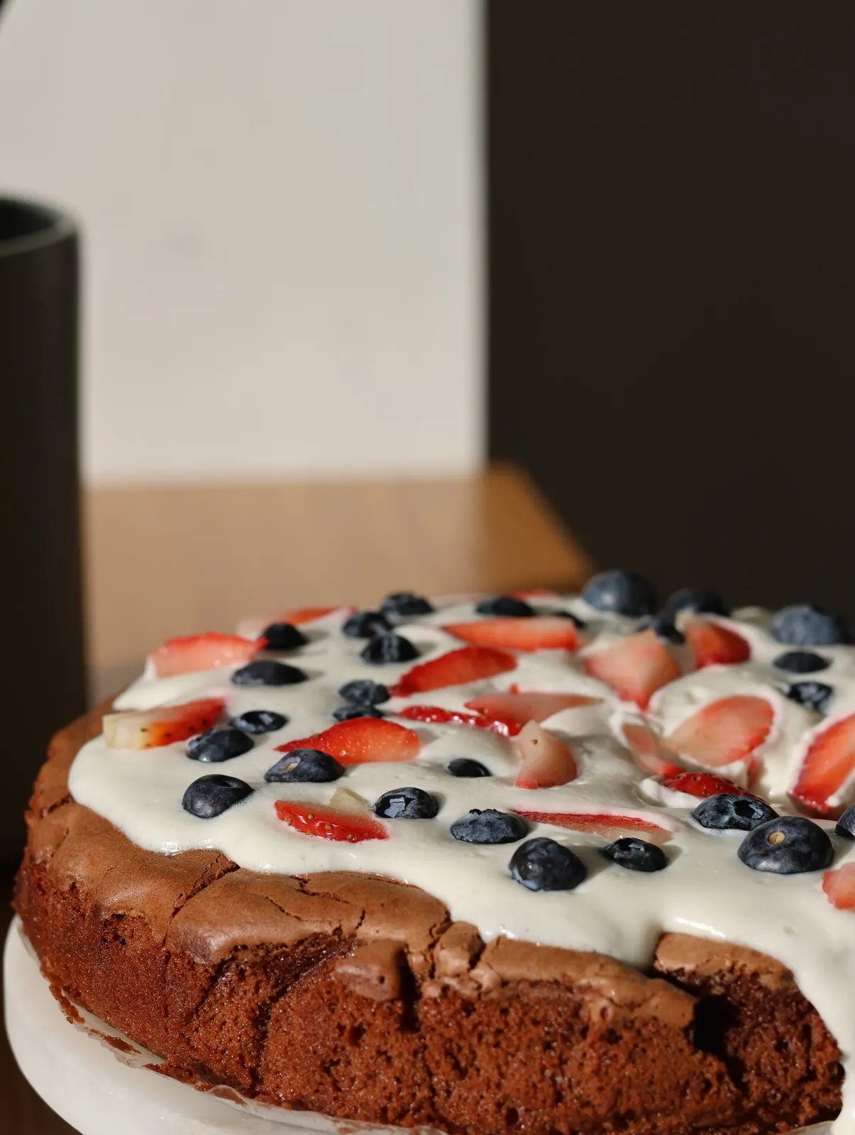 Brownie de chocolate com frutos vermelhos e chantilly