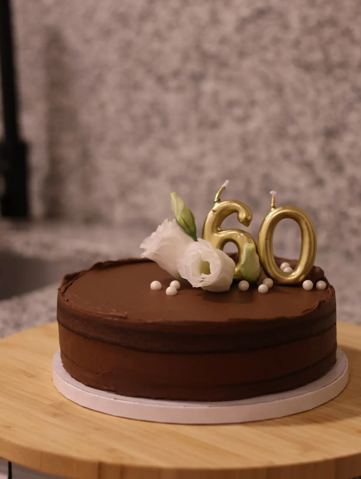 Bolo de aniversário de chocolate 60 anos vista completa