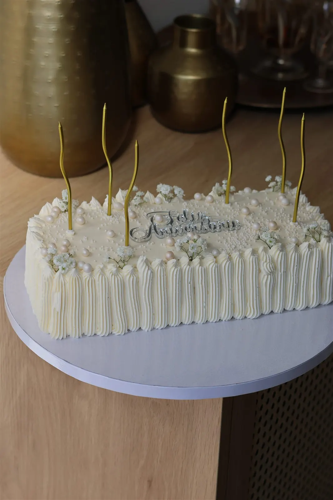 Bolo retangular de chantilly com pérolas e velas douradas, Feliz Aniversário